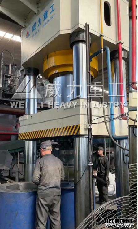1500噸坩堝油壓機(jī)使用現(xiàn)場